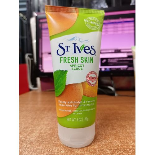 ST.IVES Clear Fresh Skin Invigorates & Smooths Skin Apricot Scrub
