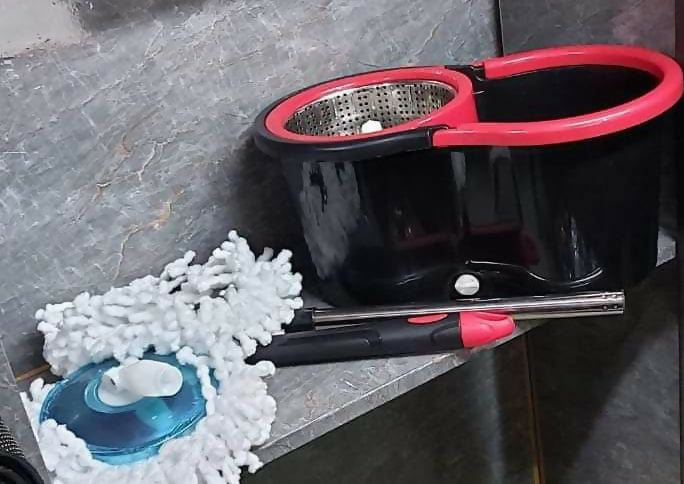 Metallic spin mop with wheels and extra mop cloth